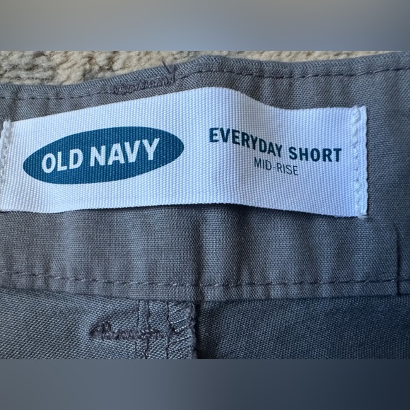 Women’s Old Navy Size 14 Mid Rise Gray 5” Shorts - Picture 5 of 7